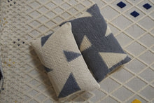 Carica l'immagine nel visualizzatore di Gallery, Set Cuscini Triangoli